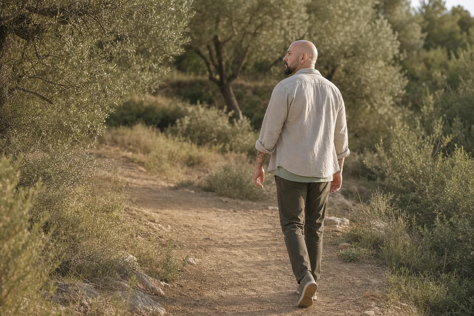 Persona caminando sin prisa como símbolo de un proceso personal